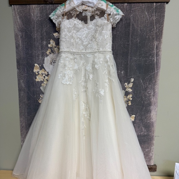 Size 6 David’s Bridal flower girl dress - Picture 3 of 3